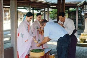 画像：参詣前に手水をするサンドさん