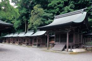 画像：本殿の周りに並ぶ末社の風景